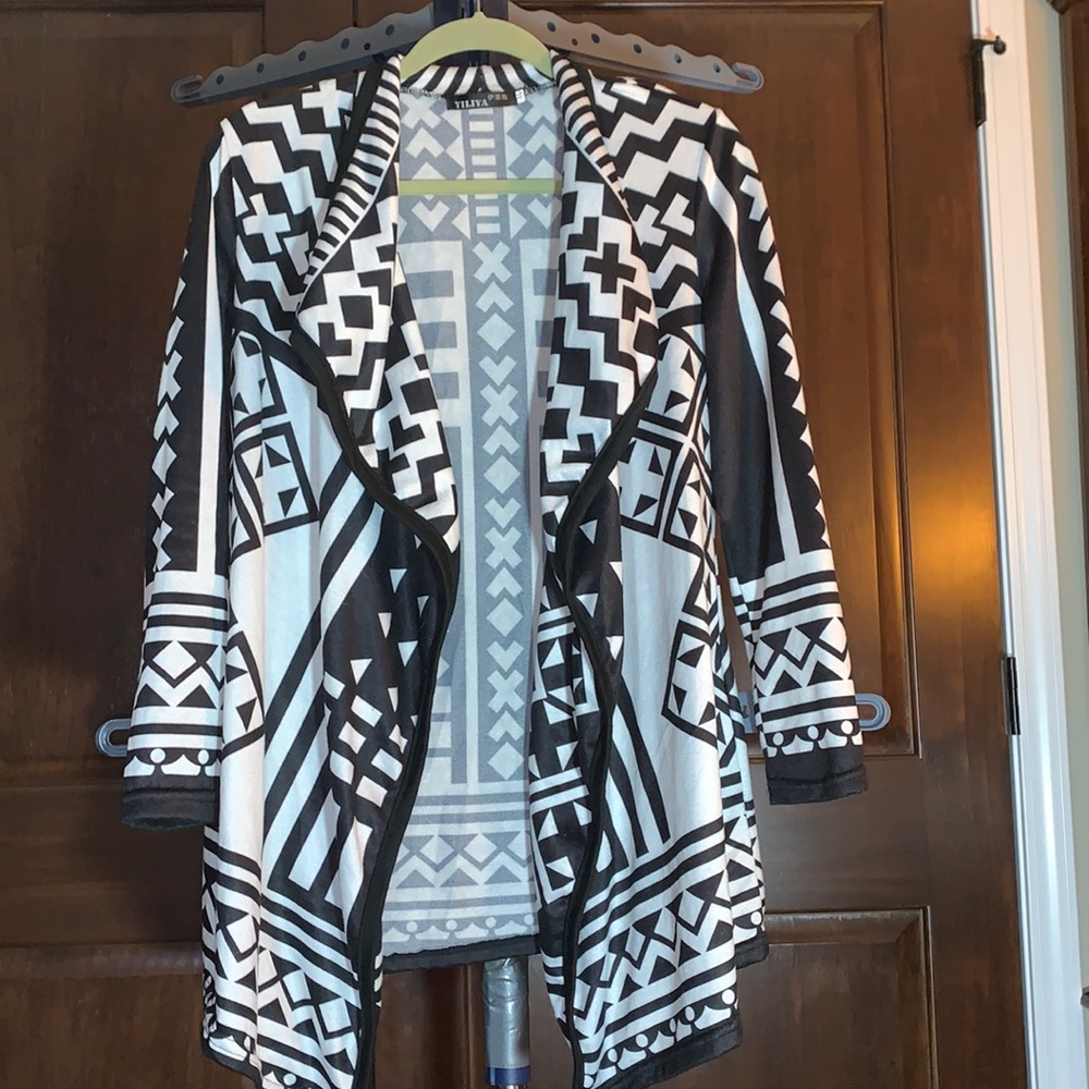 Size L NWOT Black & White Abstract Pattern Shrug Sweater